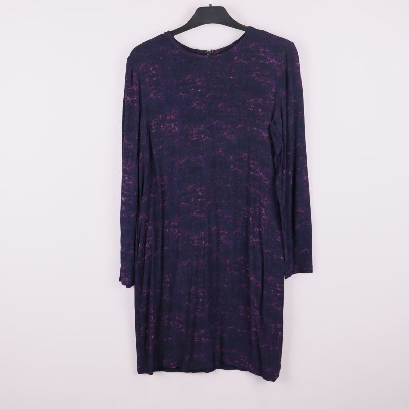 Mönstrad klänning i lila och svart hängande framifrån