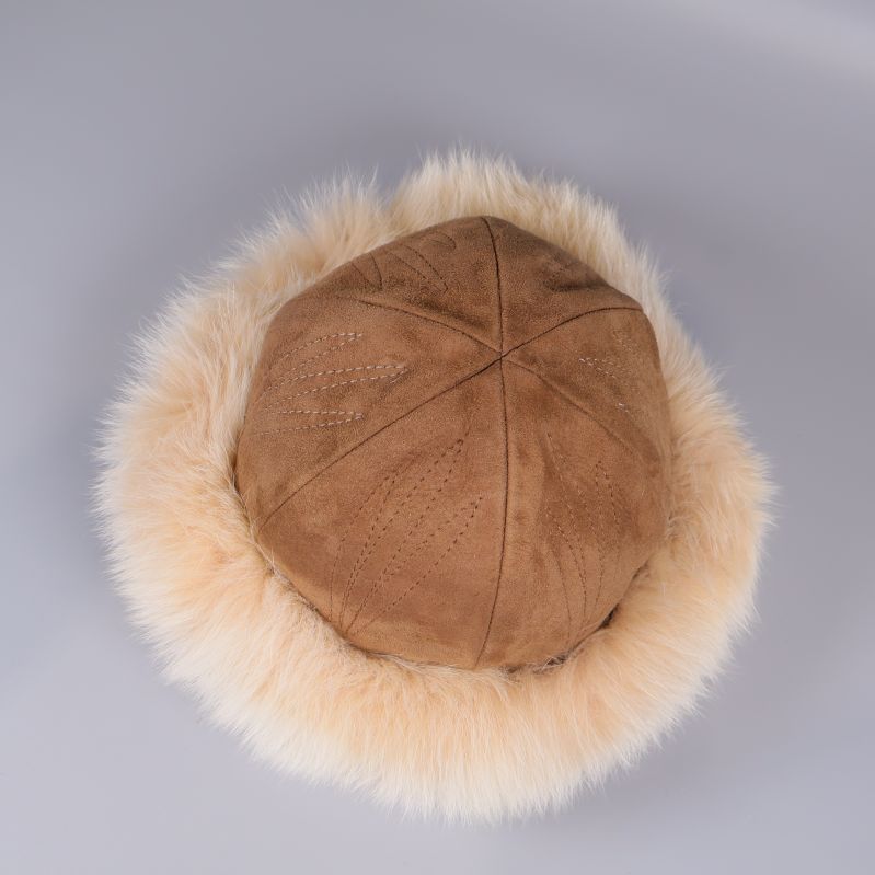 Mössa sedd uppifrån med paneler och ljus pälskant