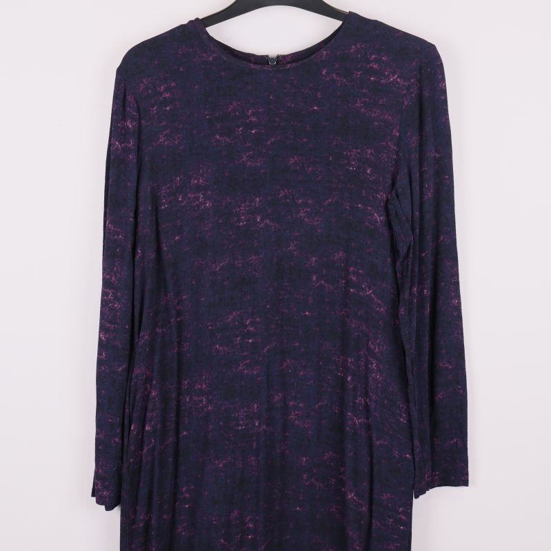 Övre del av klänningen med mönster och lång ärm