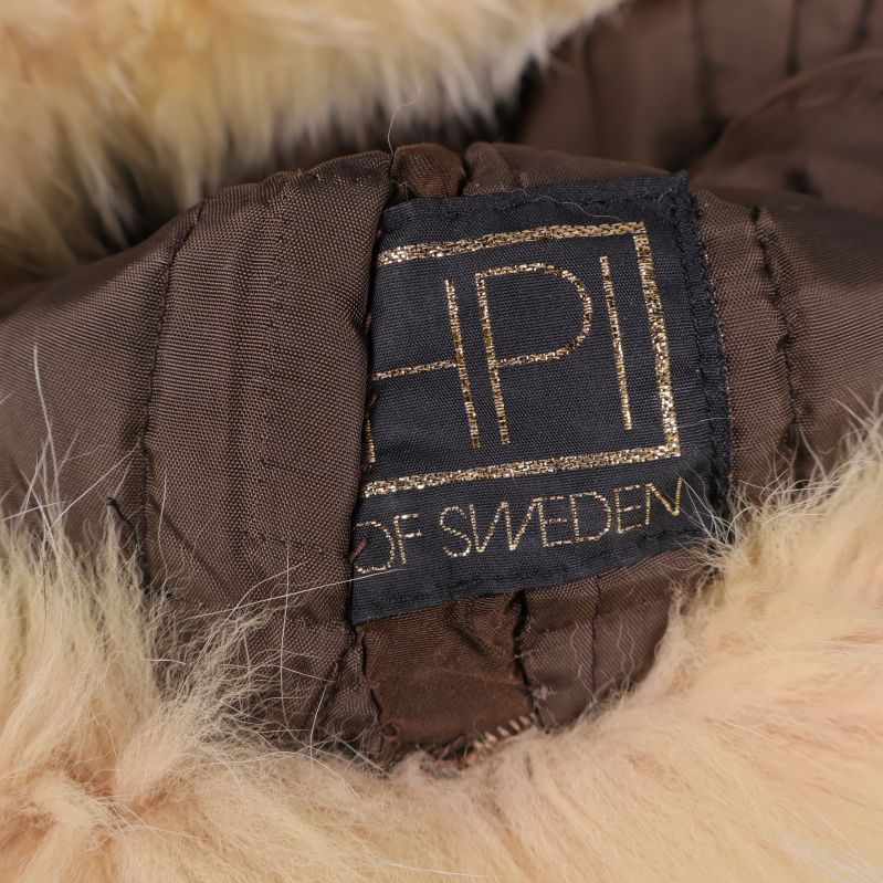Insida av mössa med mörkbrun etikett HPI of Sweden