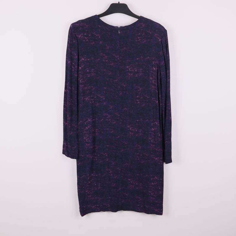 Klänning sedd bakifrån med dragkedja och lång ärm