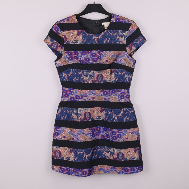 Kortärmad klänning med flerfärgat mönster framifrån