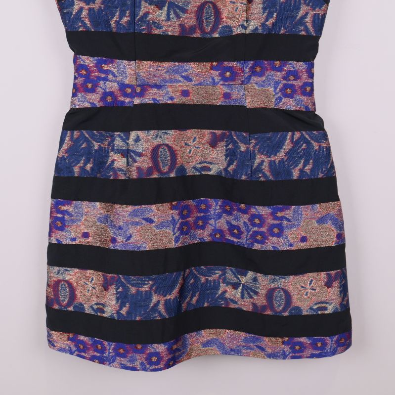 Närbild på kjoldelen av klänningen med grafiskt mönster