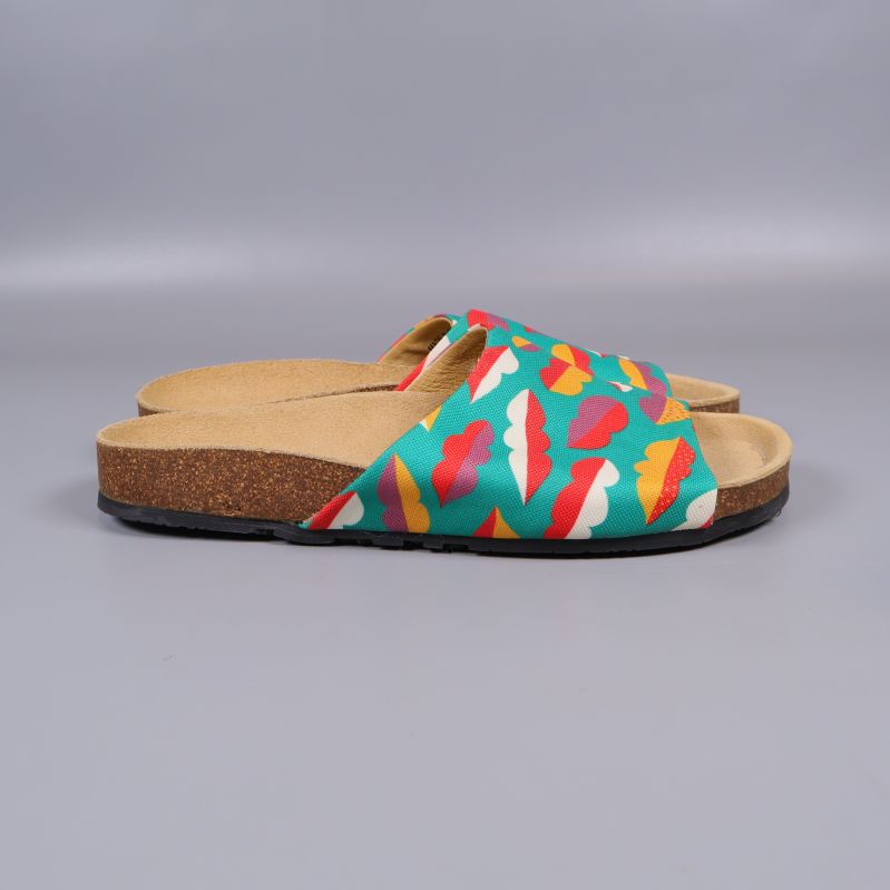 Sandaler i profil visar korksula och mönster