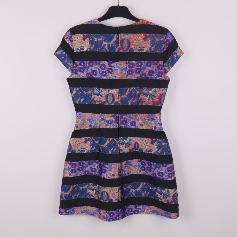 Kortärmad klänning med flerfärgat mönster bakifrån