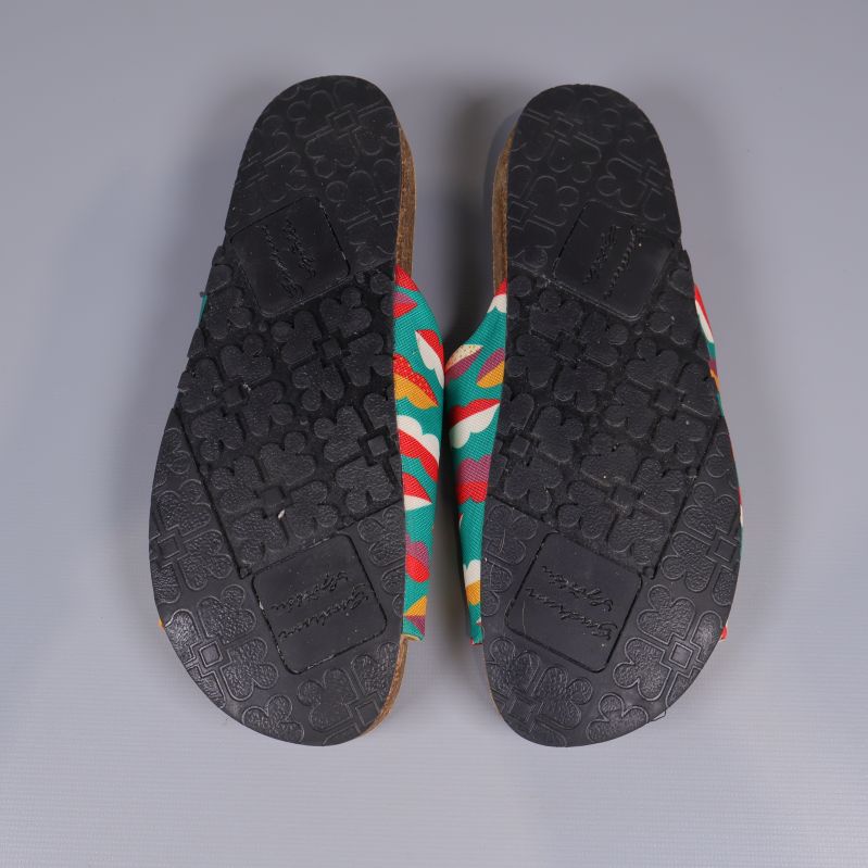 Sandalers svarta undersida med mönster