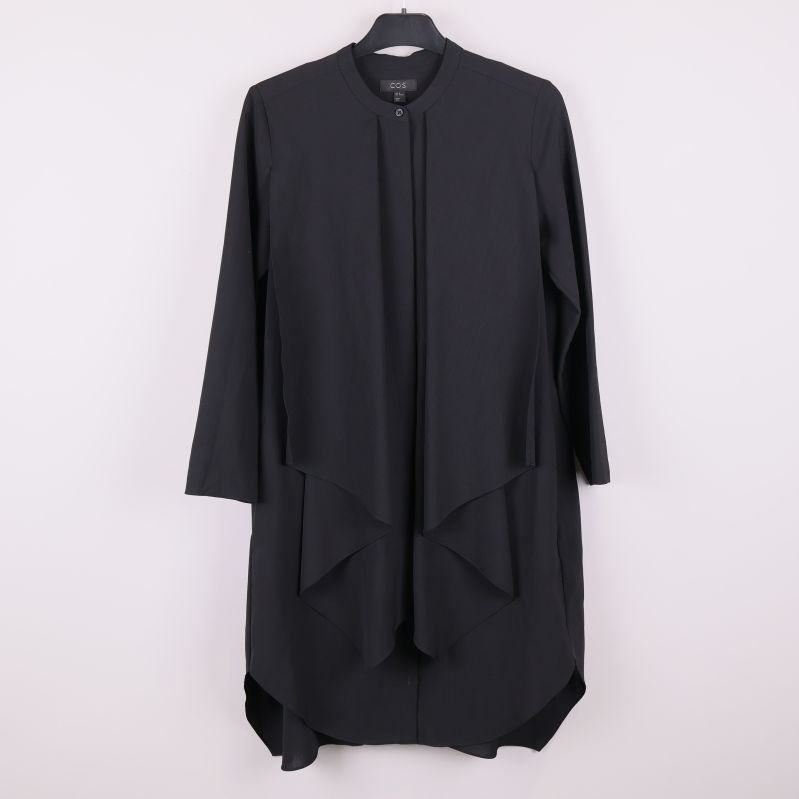 Svart lång klänning med asymmetrisk framkant