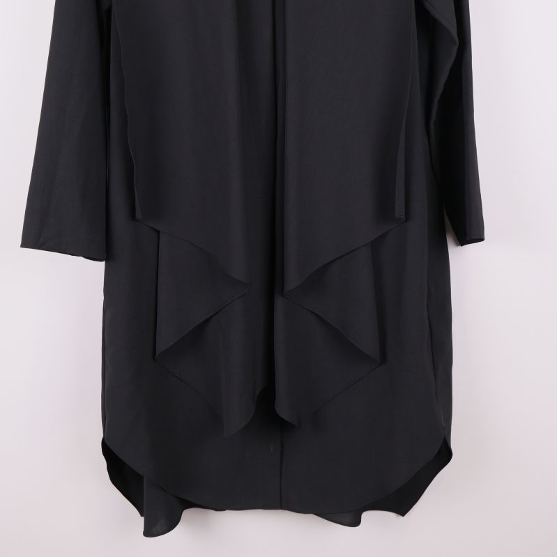 Detalj av asymmetrisk nederkant på framsida