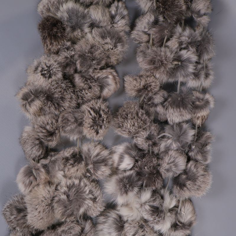 Texturerad pälssjal lagt utbredd i olika grått