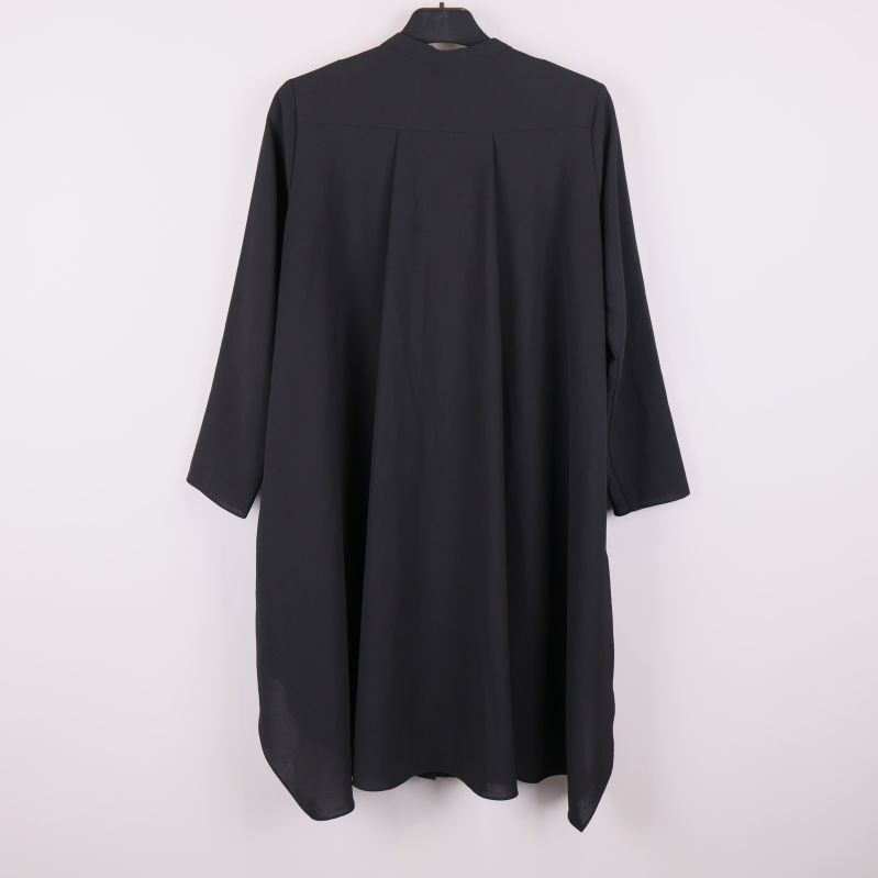 Baksidan av svart lång kappa med avslappnad passform