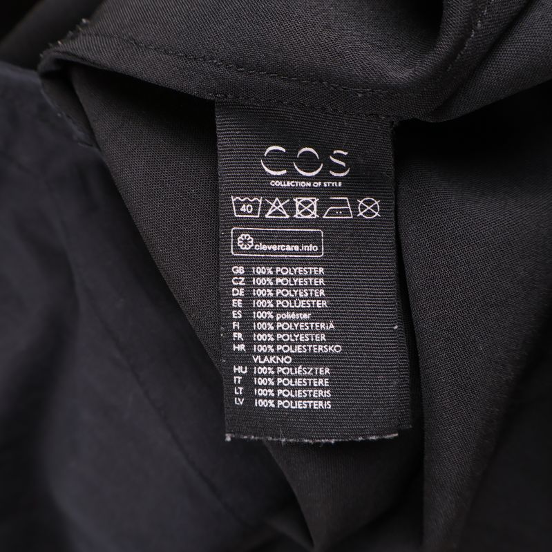 Materiallapp visar 100% polyester på insidan av kappan