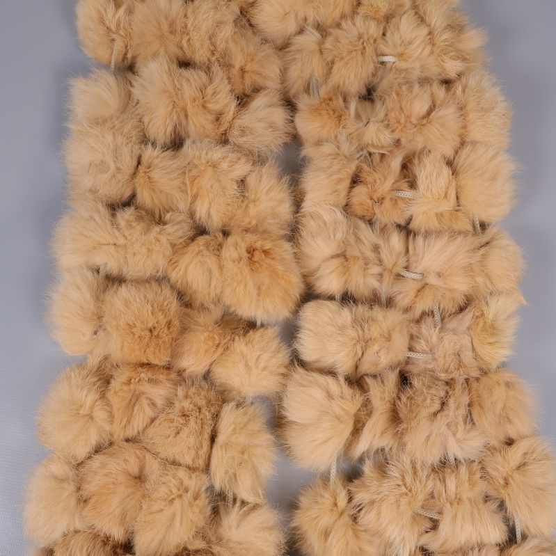 Två rader av stora, ljusbruna pälspuffar