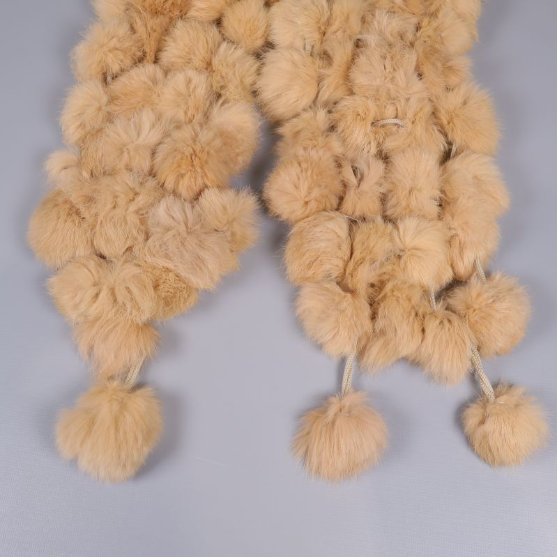 Nedre delen av pälskragen med stora bollar