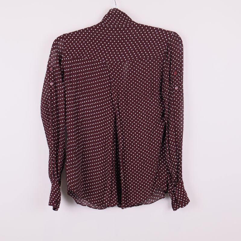 Baksidan av vinröd blus med vita stjärnor