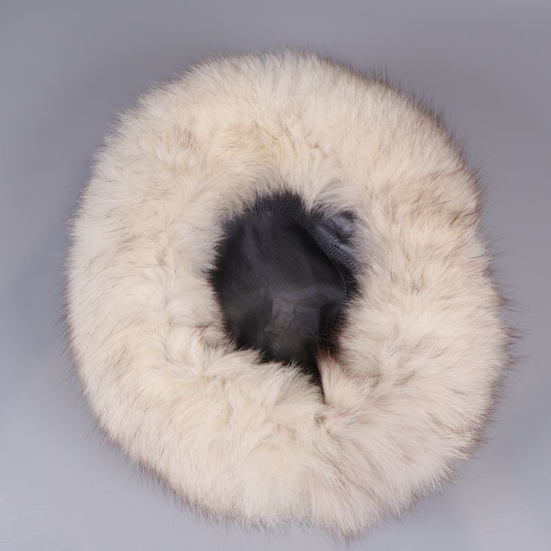 Pälsmössa inifrån, svart foder visas