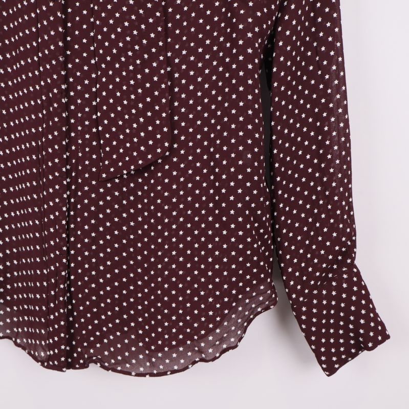 Blusärm och sida med vita stjärnor