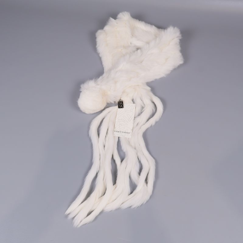 Helbild på vit scarf med tofsar på grå bakgrund