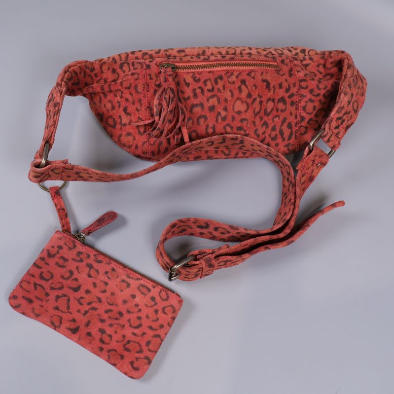 Baksidan på leopardmönstrad midjeväska med justerbart band