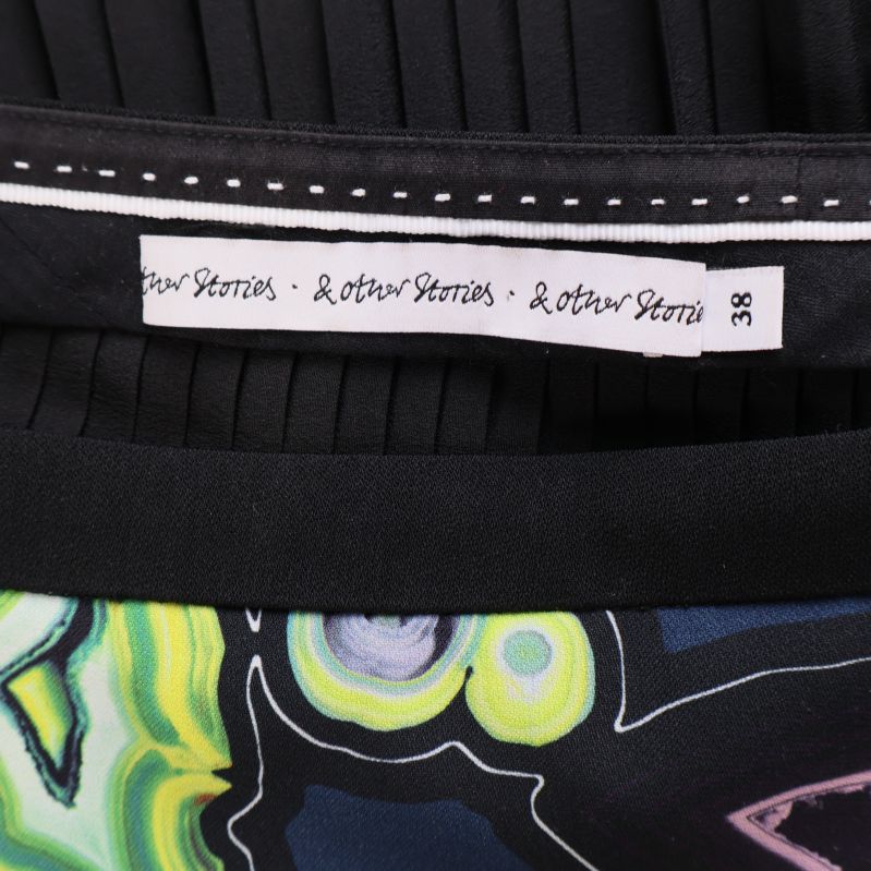 Närbild av insydd logotypetikett från & Other Stories