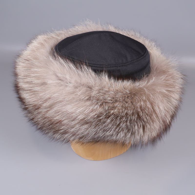 Pälsmössa i rund modell med bred ljusbrun rävkant