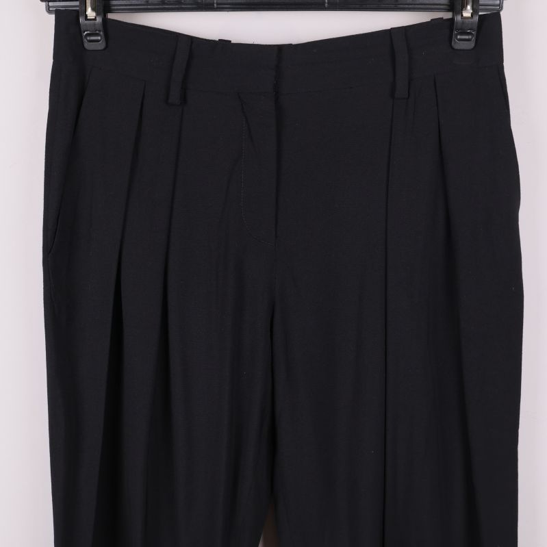 Närbild på byxans pressveck och midja fram