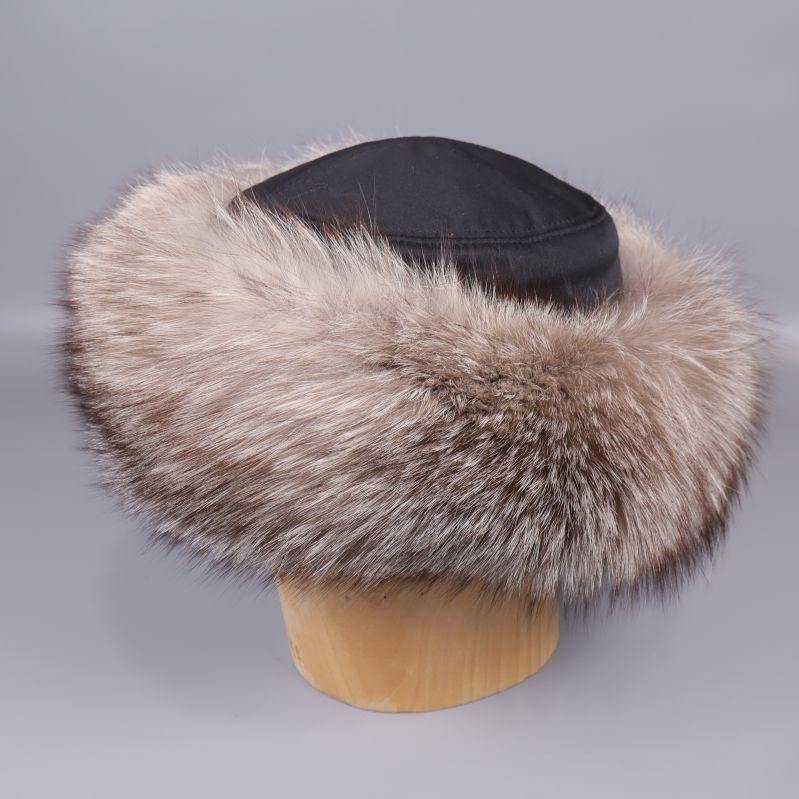 Sidovy på mössa med bred ljus rävkant och svart textiltopp