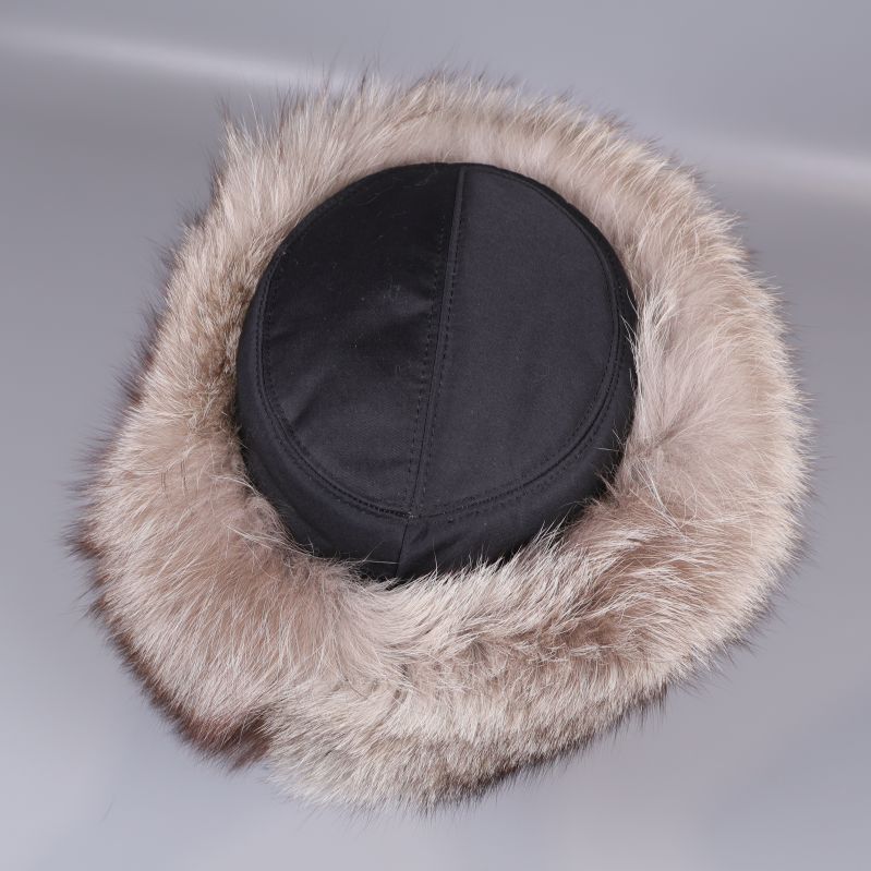 Sikt uppifrån på svart pälsmössa med rund rävkant