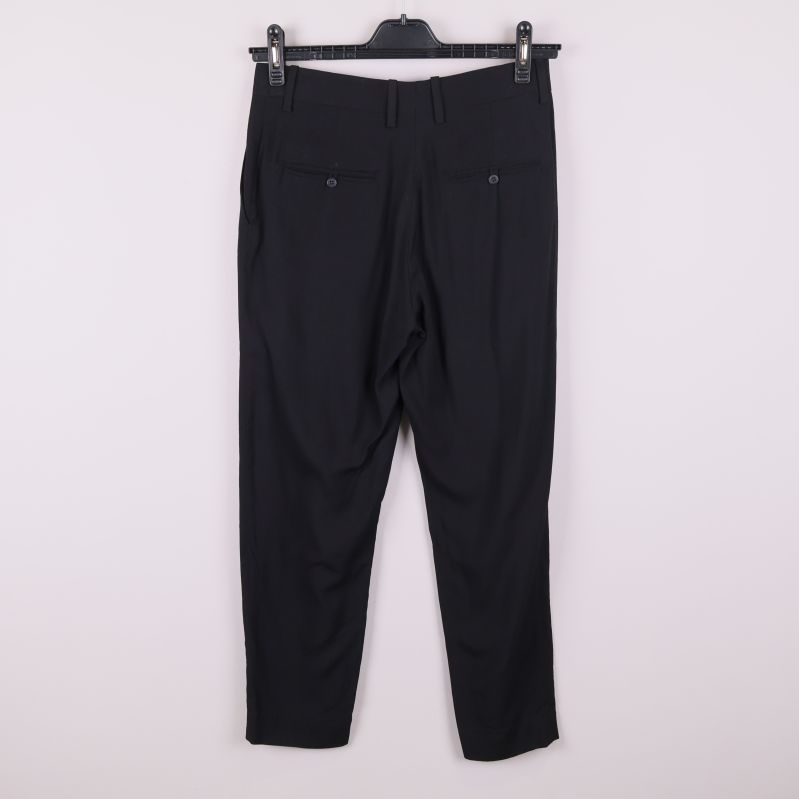 Svarta kostymbyxor bak med knäppning och fickor