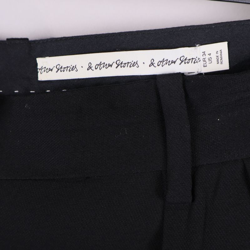 Midjeband och etikett från & Other Stories på svarta byxor