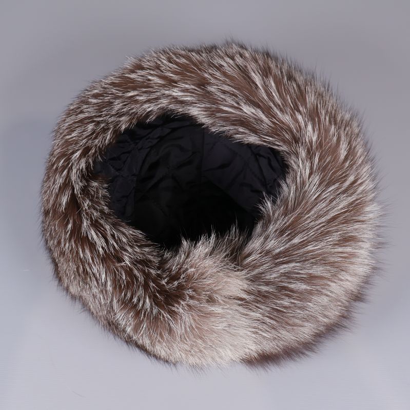 Insidan av pälsmössa visar svart quiltat foder