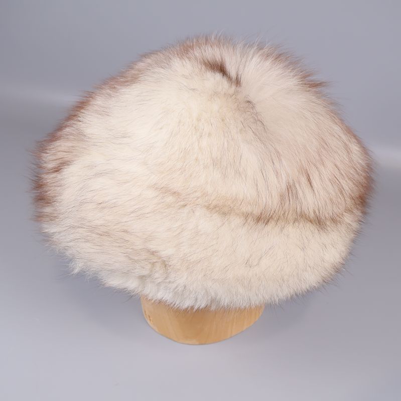 Pälsmössa på träställning, naturvit med bruna inslag