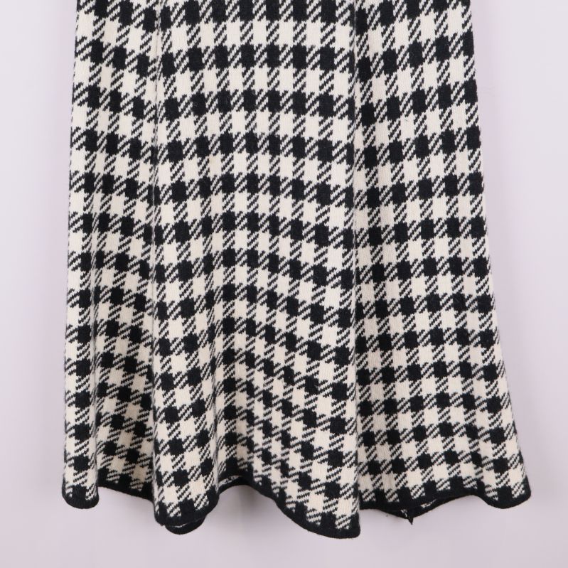 Nederkant på kjol med fiskbensmönster och vågig finish