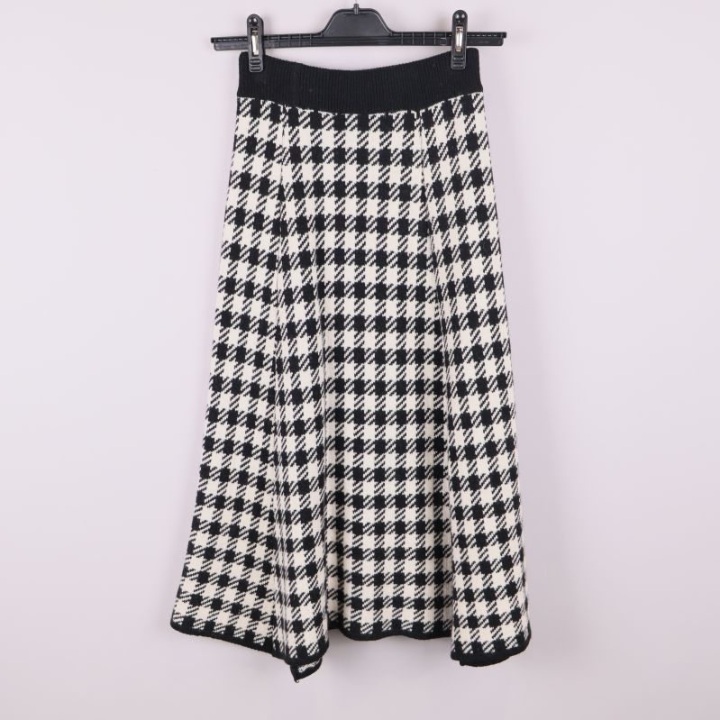 Baksidan av stickad kjol med fiskbensmönster