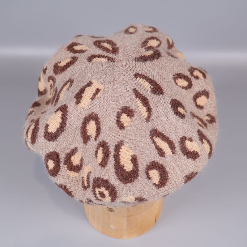 Närbild på basker med brunt och beige leopardmönster