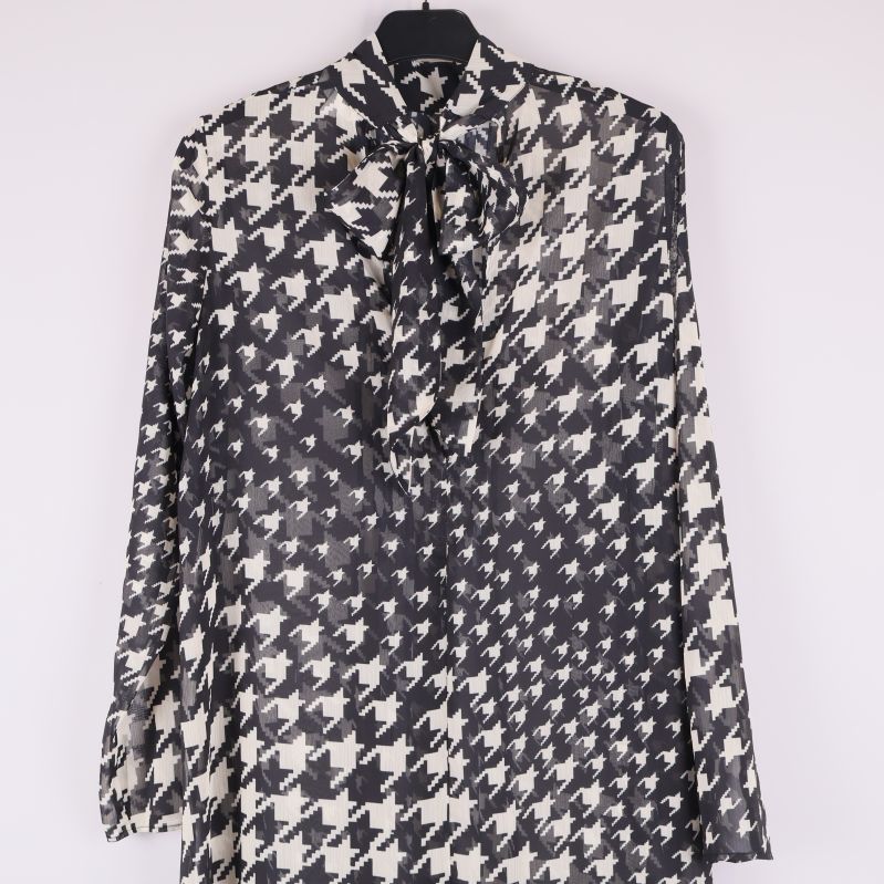 Överkroppen på klänning med knut i halsen