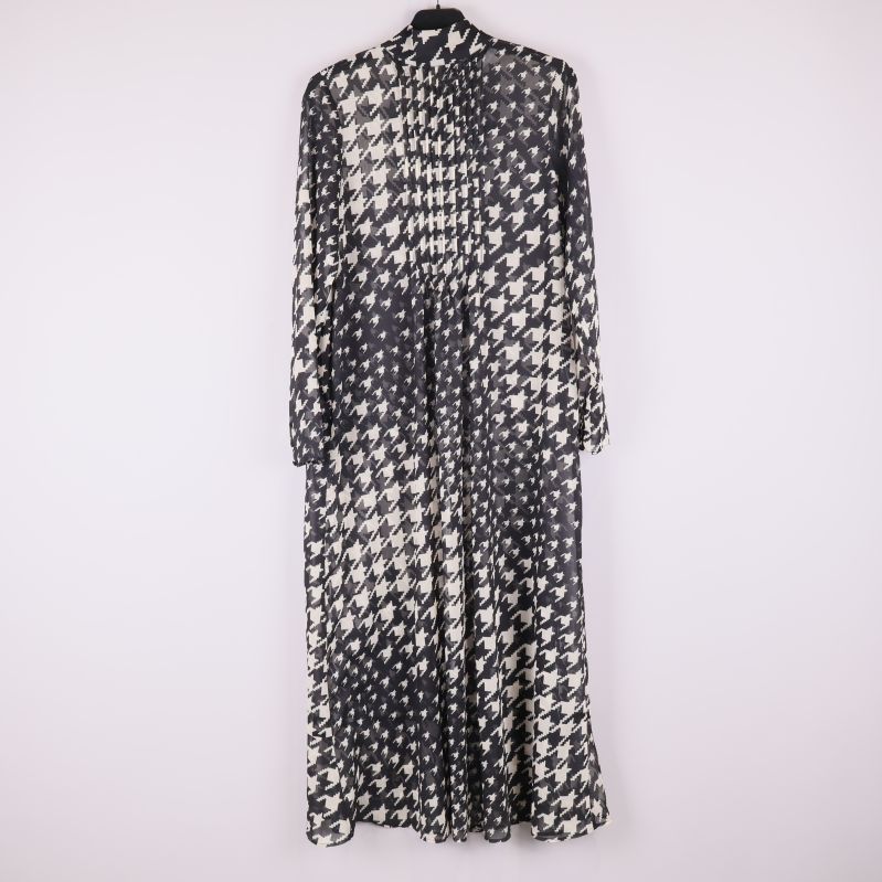 Baksidan av svartvit hundtandsmönstrad klänning