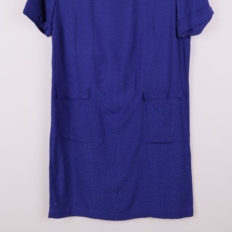 Nedre del av klänningens framfickor i fokus