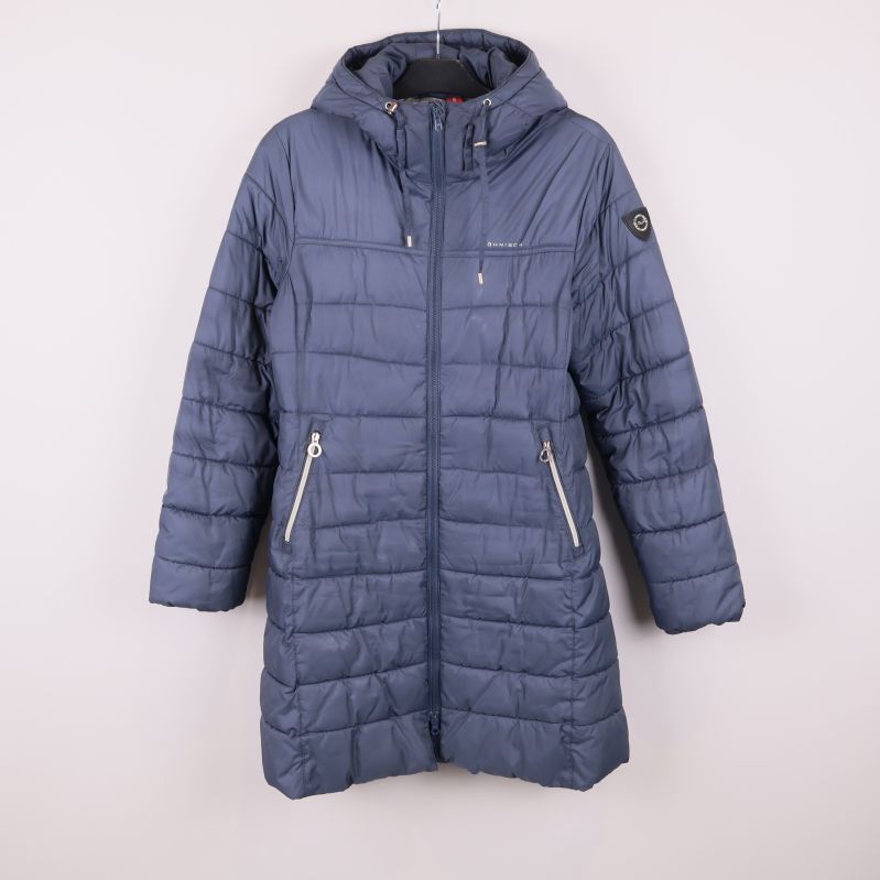Lång vadderad blå jacka med huva framifrån