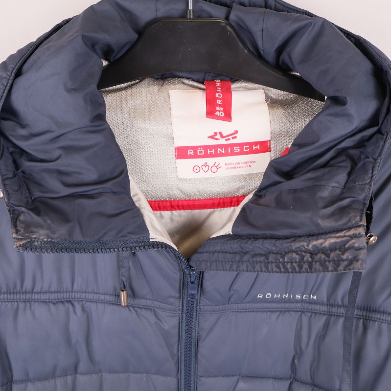 Närbild på krage och inneretikett från Röhnisch