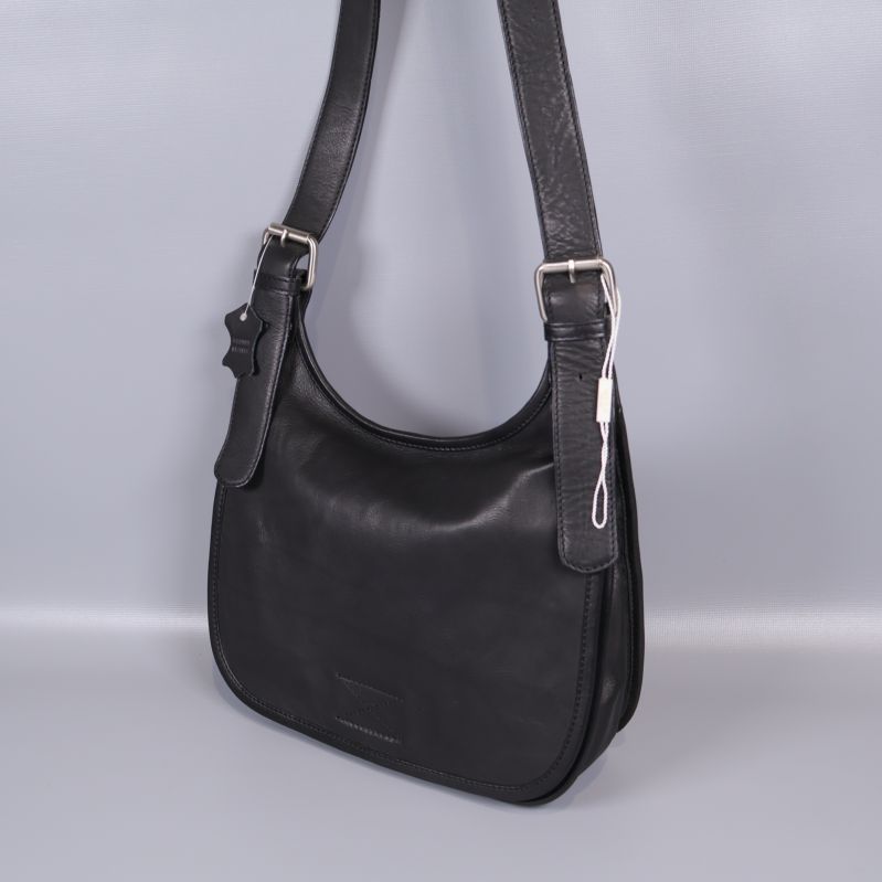 Svart axelremsväska i läder med bred axelrem
