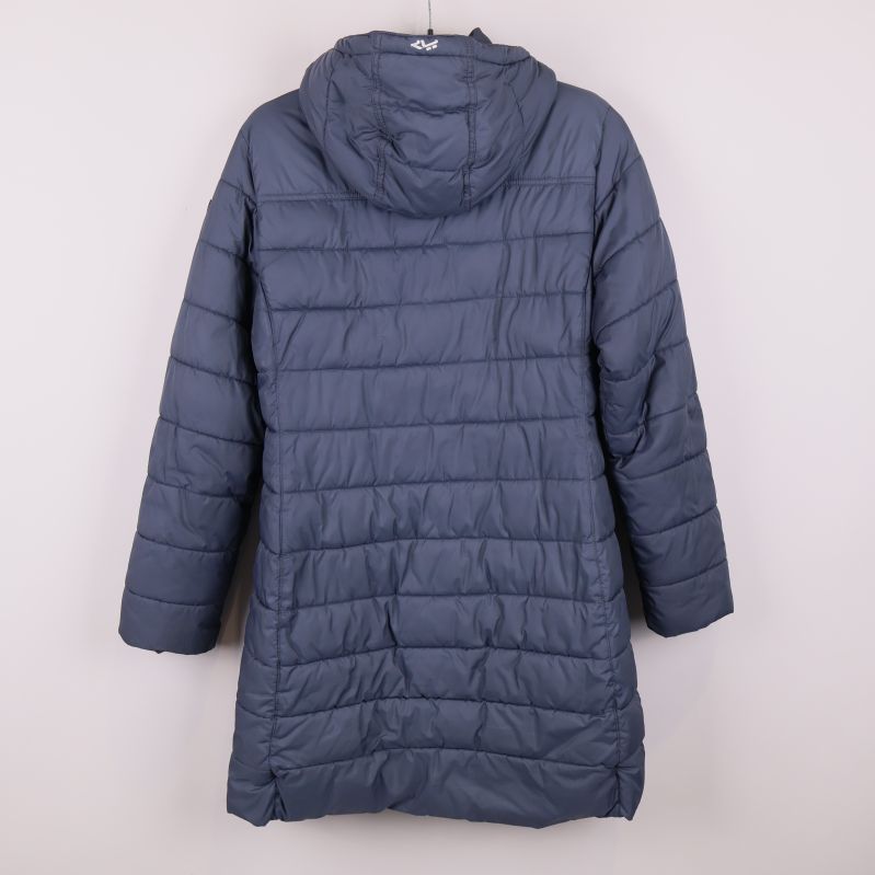 Lång vadderad blå jacka med huva bakifrån