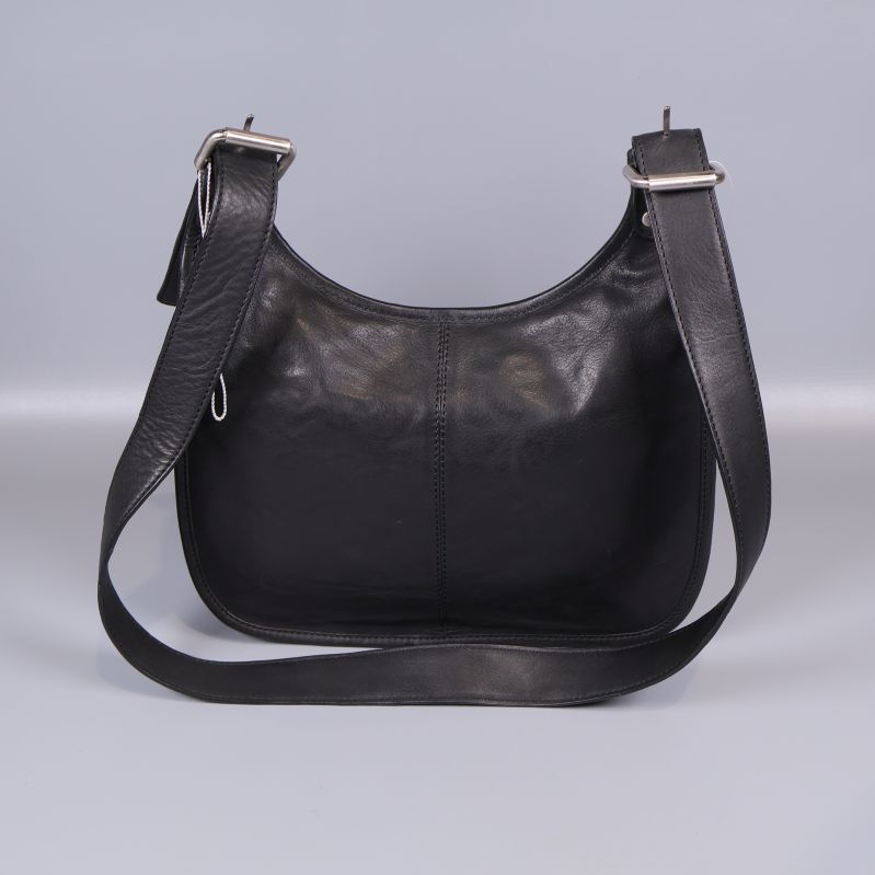 Baksidan av svart axelremsväska med bred läderrem