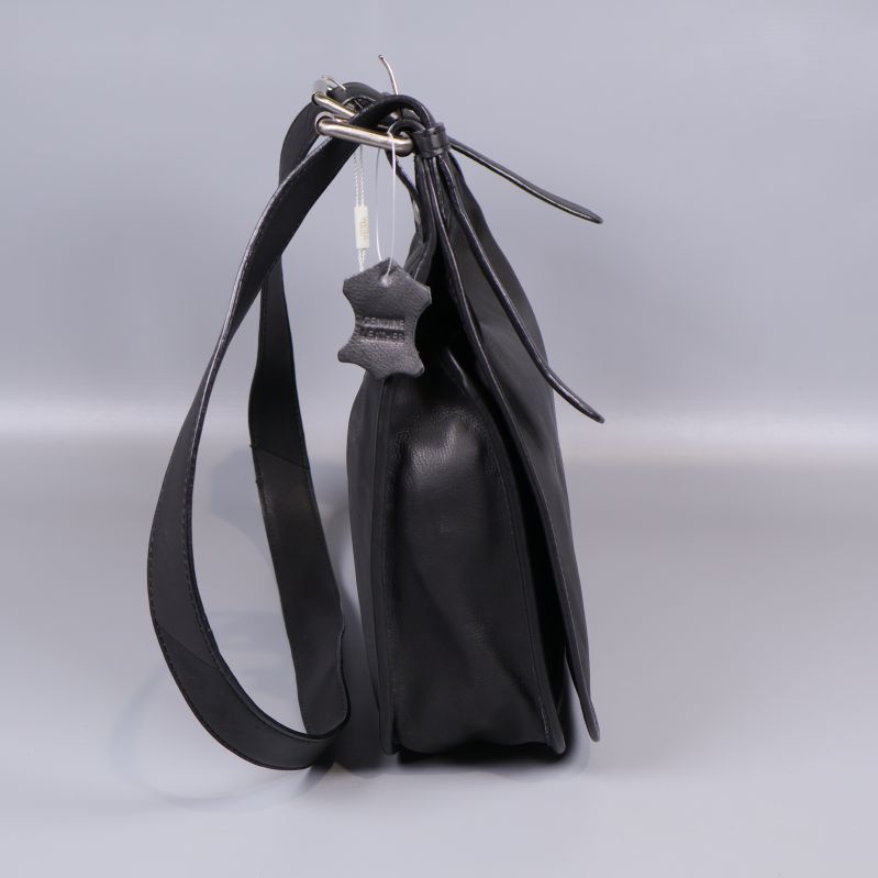 Svart axelremsväska sedd från sidan med blixtlås upptill