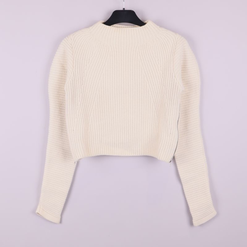 Baksidan på krämvit ribbstickad tröja med lång ärm