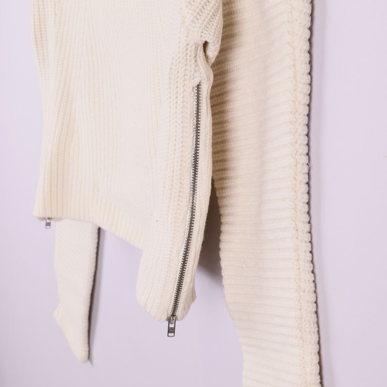 Närbild på sidodragkedjor i tröjans nederkant