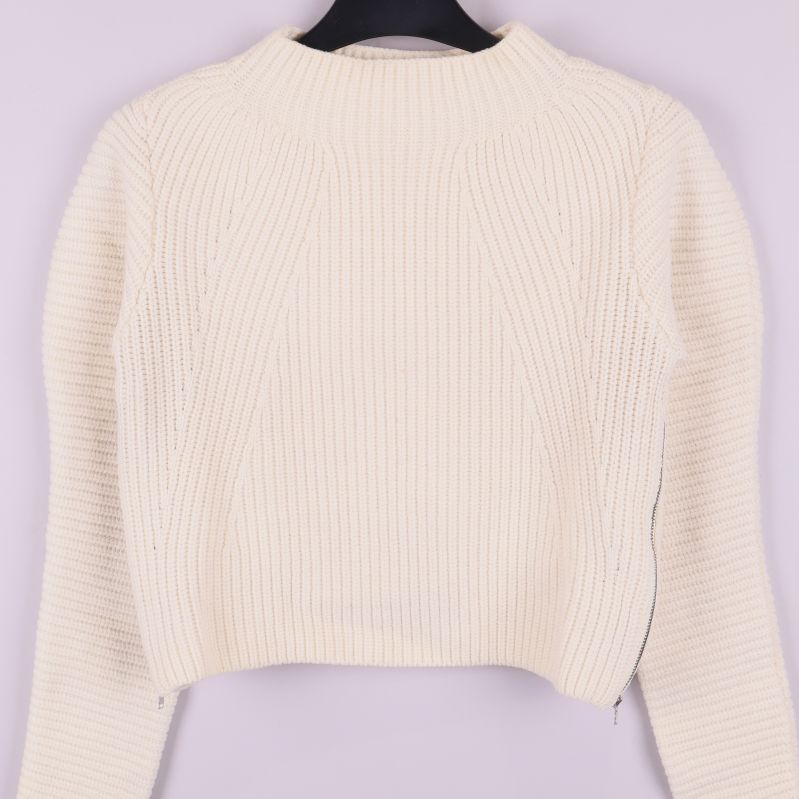 Framsidan på ribbstickad krämvit tröja