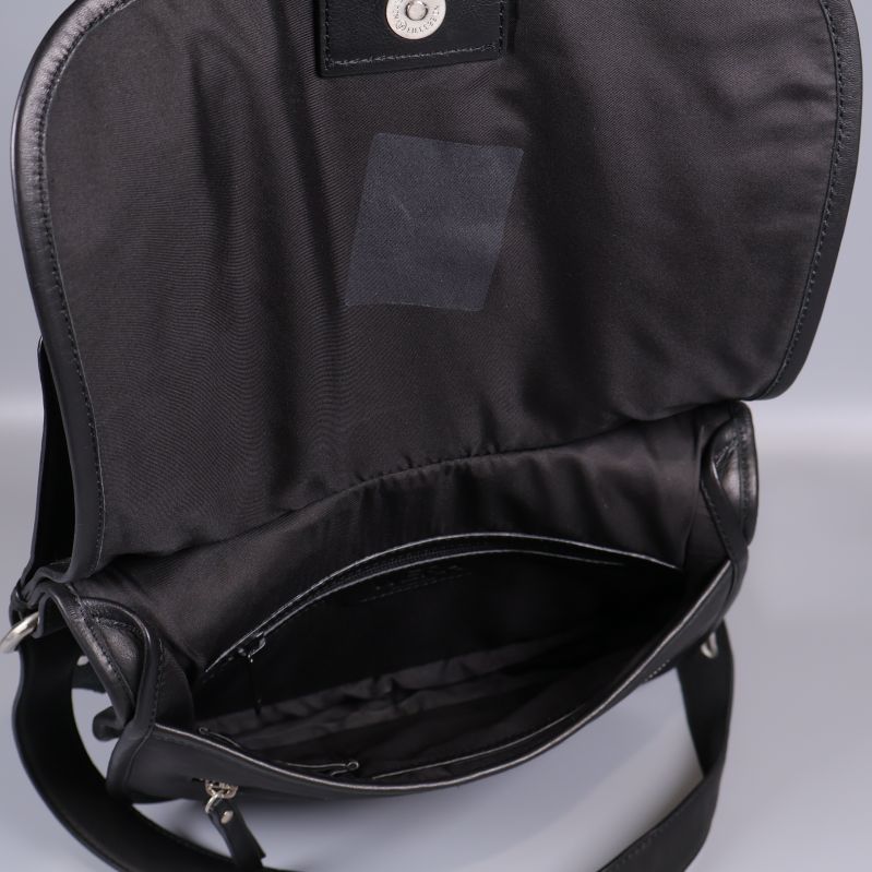 Väska öppen med svart innerfoder samt dragkedjeficka