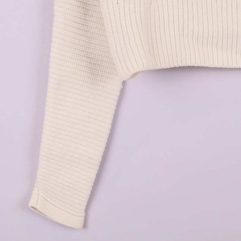 Närbild på ärm i ribbstickning