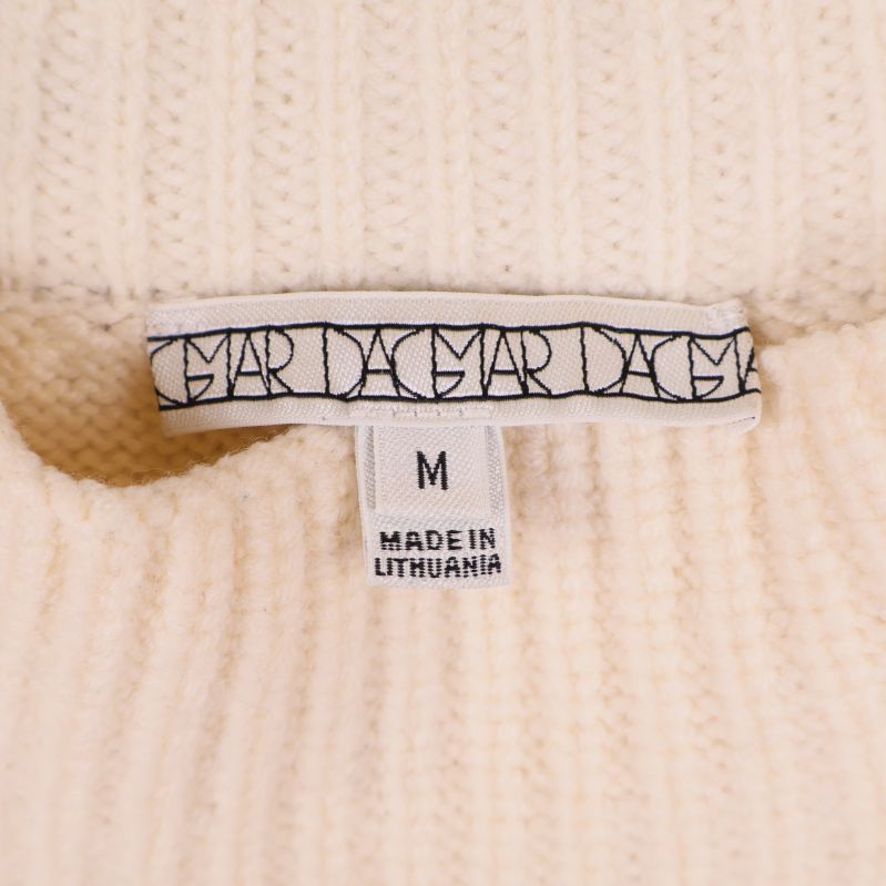 Nackmärke Dagmar och M-storlek på tröjan