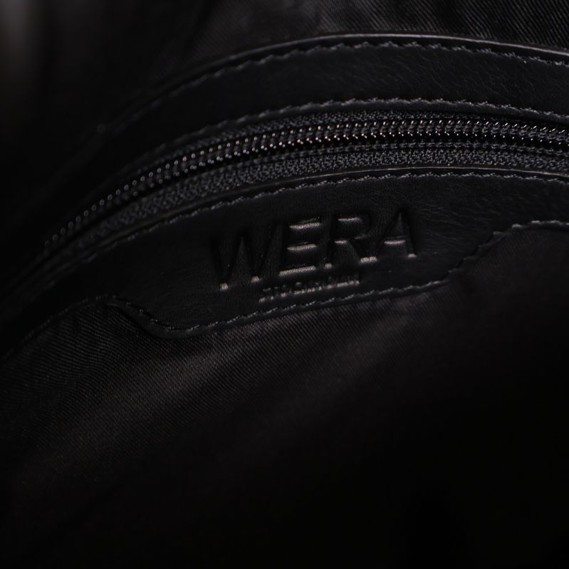 Närbild på WERA-logotyp inuti svarta väskan